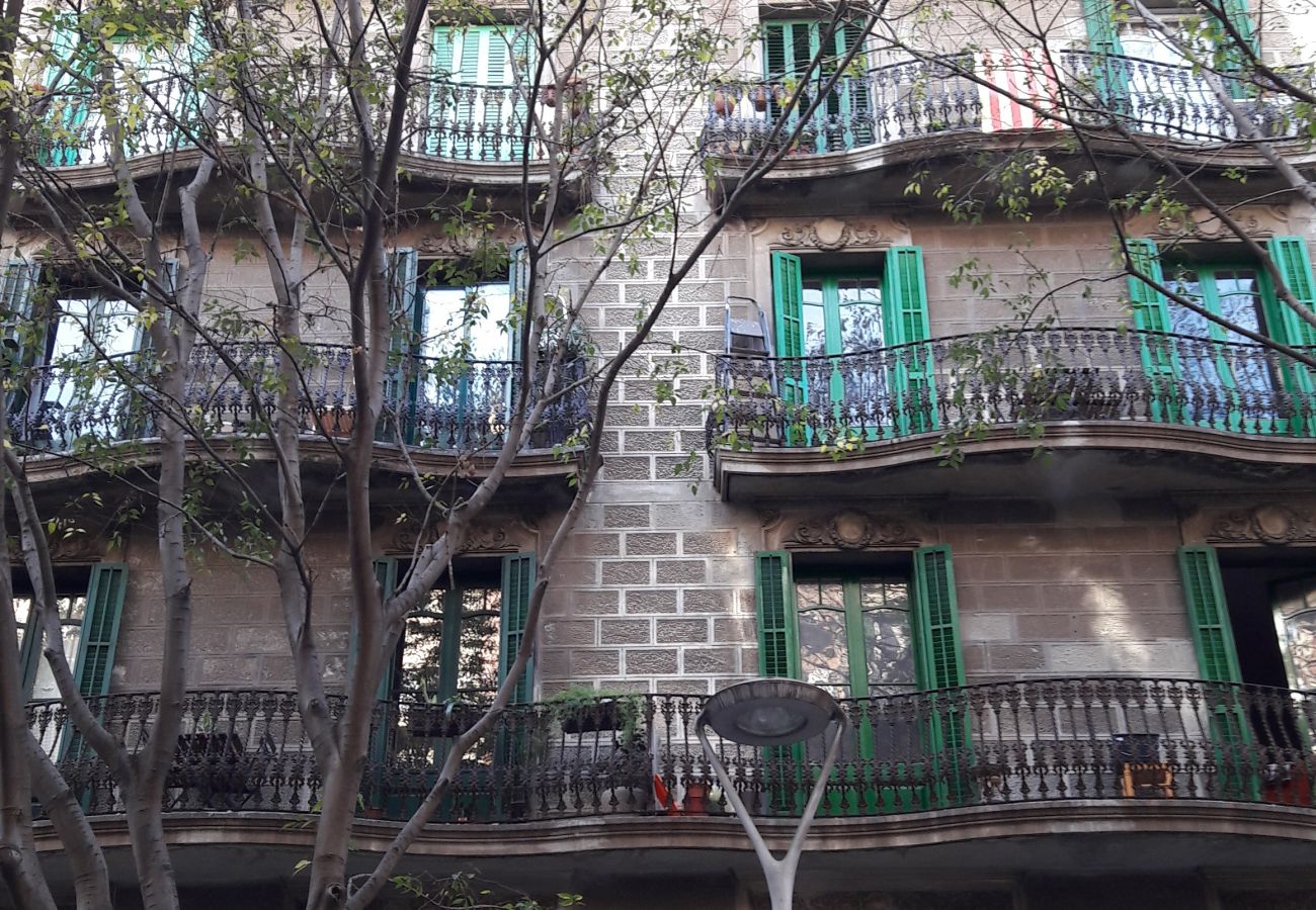 Apartamento em Barcelona - VILADOMAT, large 4bed/2bath with balcony