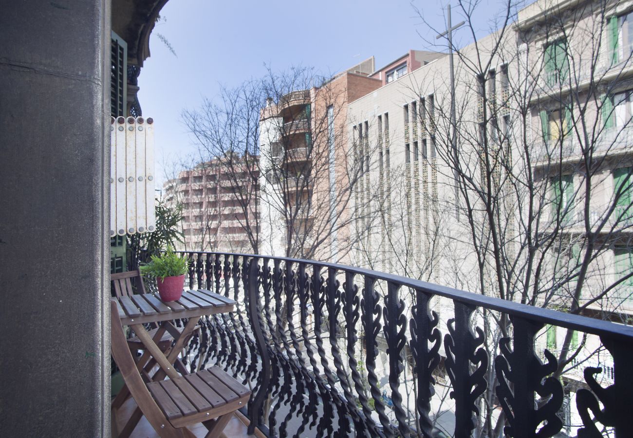 Apartment in Barcelona - VILADOMAT, large 4bed/2bath with balcony