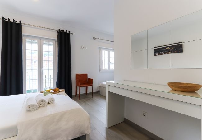 Rent by room in Lisbon - DOWNTOWN PALMA SUITES 301 by HOMING