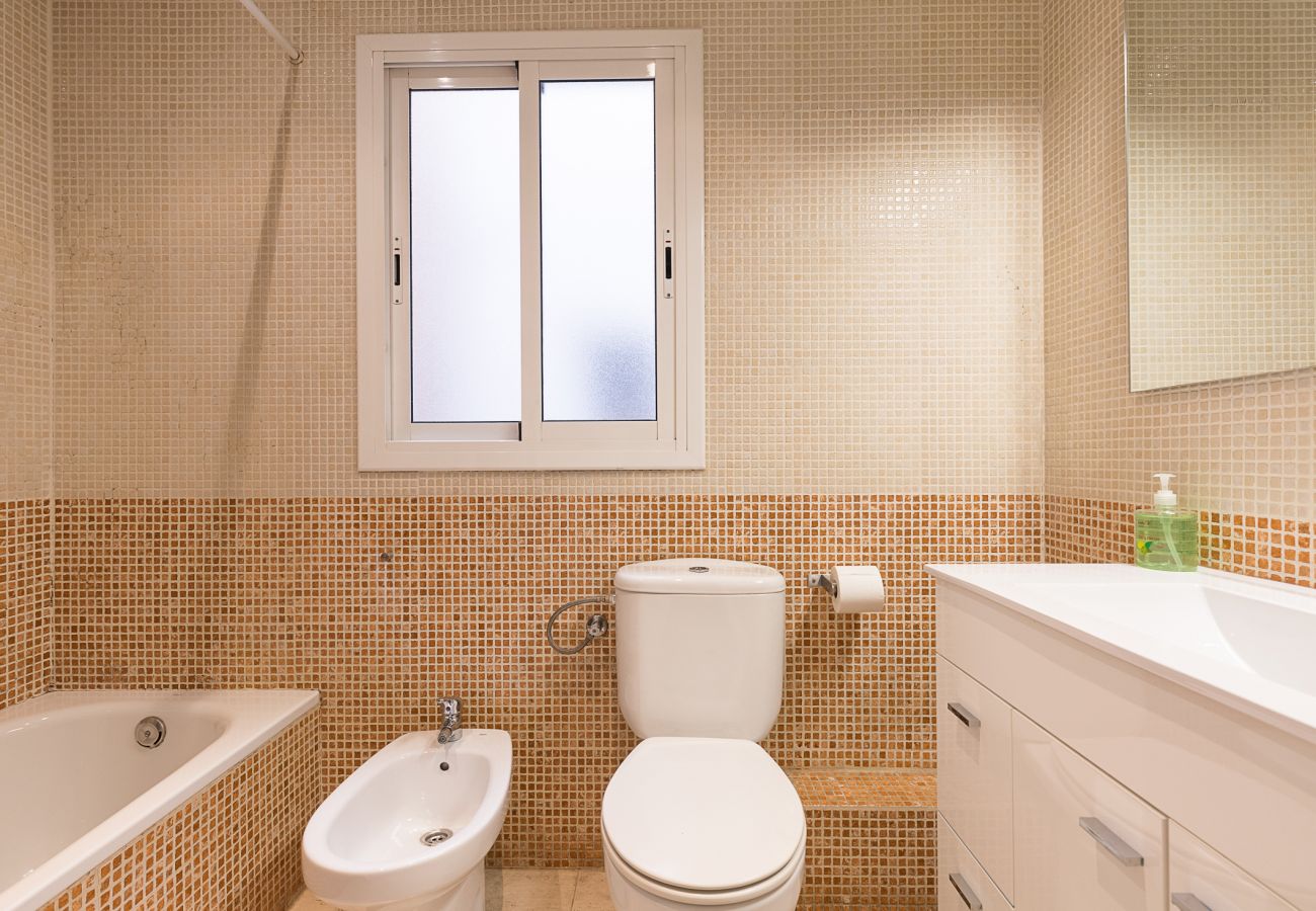 salle de bain avec baignoire, complète, pratique dans la maison plaza españa barcelona